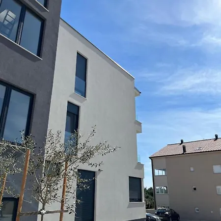 Sun Apartment *